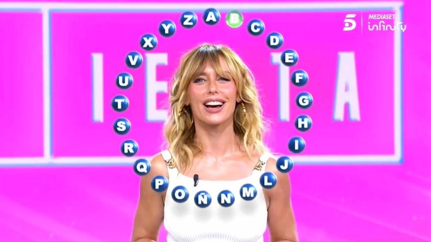 Telecinco promociona 'Rueda la letra' con Emma García probando 'El Rosco': "Estamos todos con esto en la cabeza"