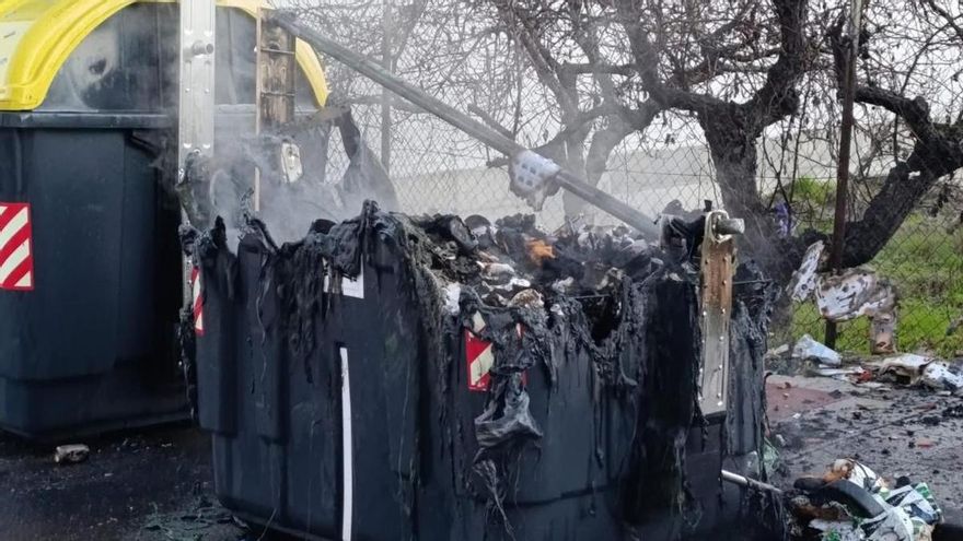 San Andrés apela a la vigilancia vecinal para frenar la oleada de contenedores quemados: otros siete en Nochebuena y Navidad