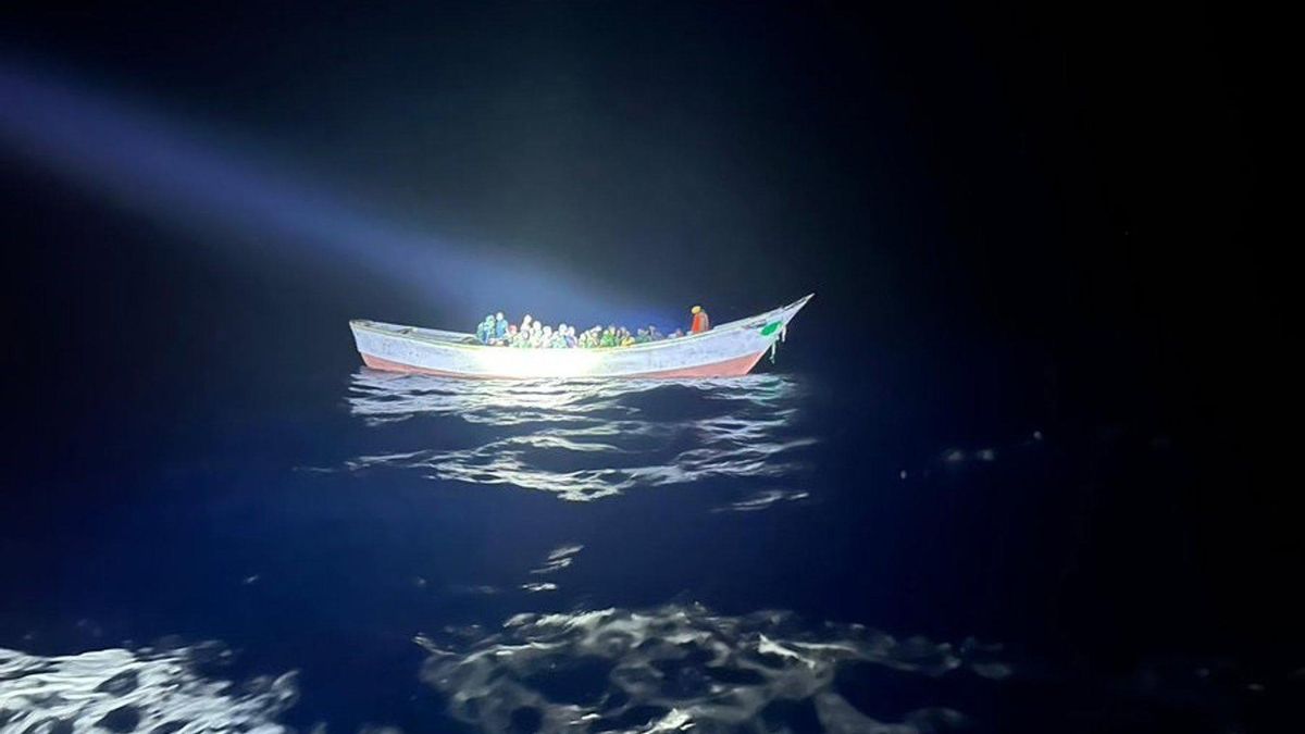 Imagen de archivo de una patera cerca de El Hierro.