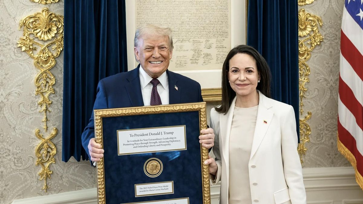 Donald Trump, con la medalla del Nobel de la Paz de María Corina Machado enmarcada.