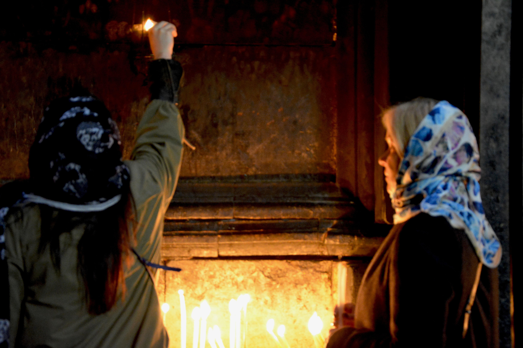 Estas mujeres encienden 33 velas, conmemorando así la edad que tenía Cristo al morir crucificado. Jerusalén / SNM