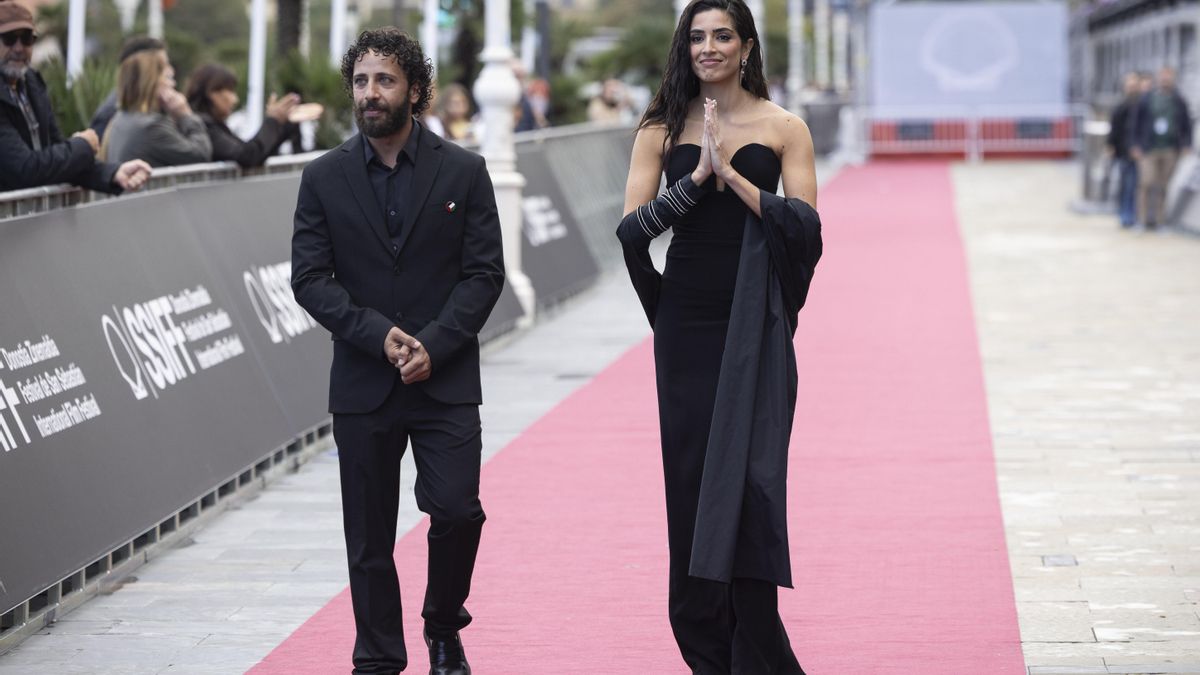 El director y la actriz palestinos Motaz Malhees y Saja Kilani, respectivamente, posan este miércoles en la alfombra roja del 73 Festival Internacional de Cine de San Sebastián, donde han presentado su película "La voz de Hind" en la sección Perlas del certamen. EFE/ Javier Etxezarreta