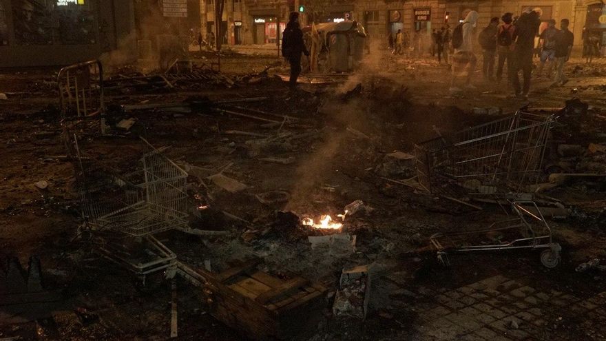 Restos en la calle Urquinaona tras los incendios y disturbios en Barcelona.