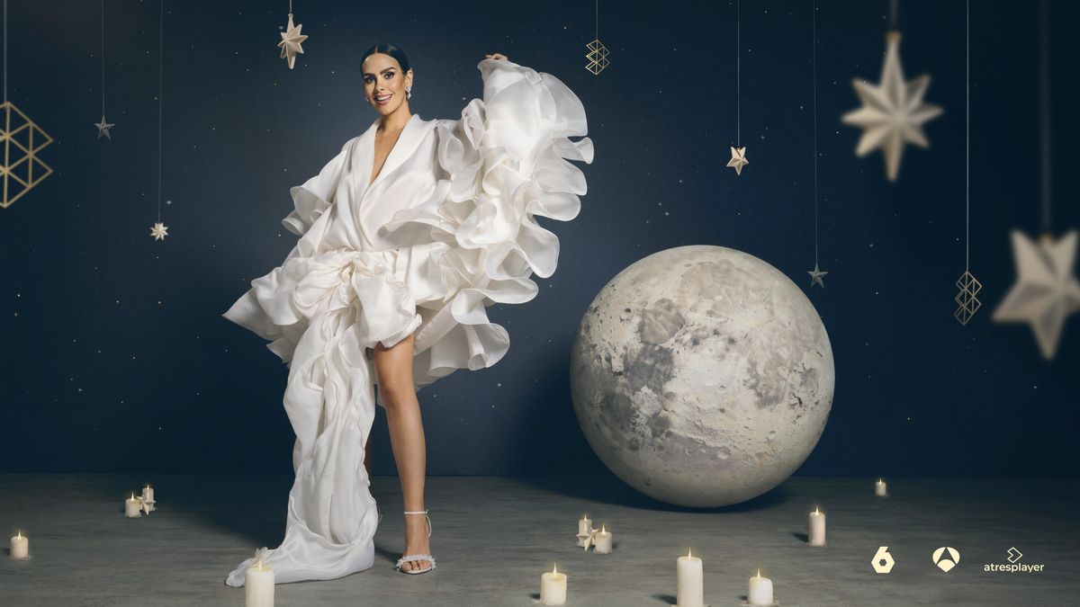 Cristina Pedroche y Alberto Chicote posan antes de las Campanadas 2025 - 2026 de Atresmedia