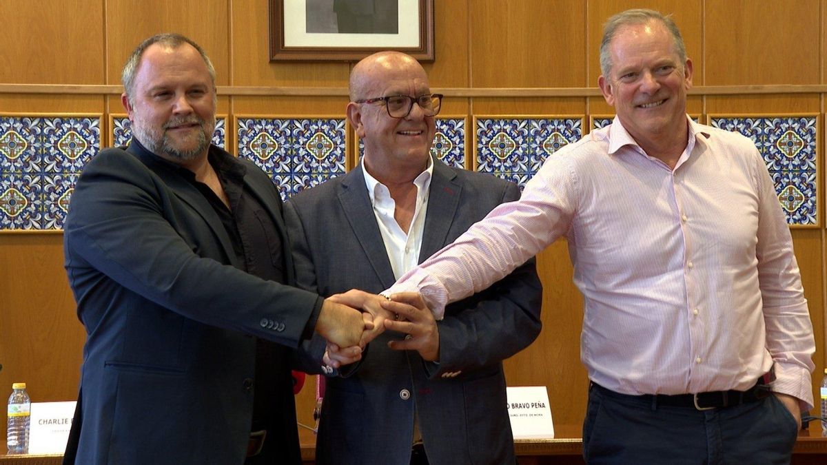 El CEO de EdgeMode, Charlie Faulkner; el alcalde Mora, Emilio Bravo, y el director para Europa de Bloom Energy, Reto Zueger, durante la presentación del proyecto de Data Center 'Malpica AI 300MW'