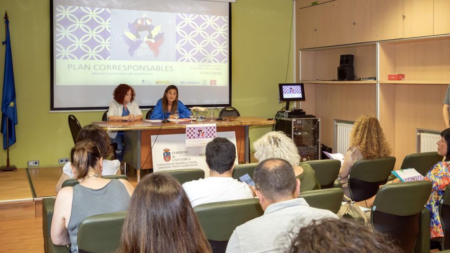 La consejera de Inclusión Social, Begoña Gómez del Río, presenta a representantes municipales la orden de subvenciones del Plan Corresponsables 2025.