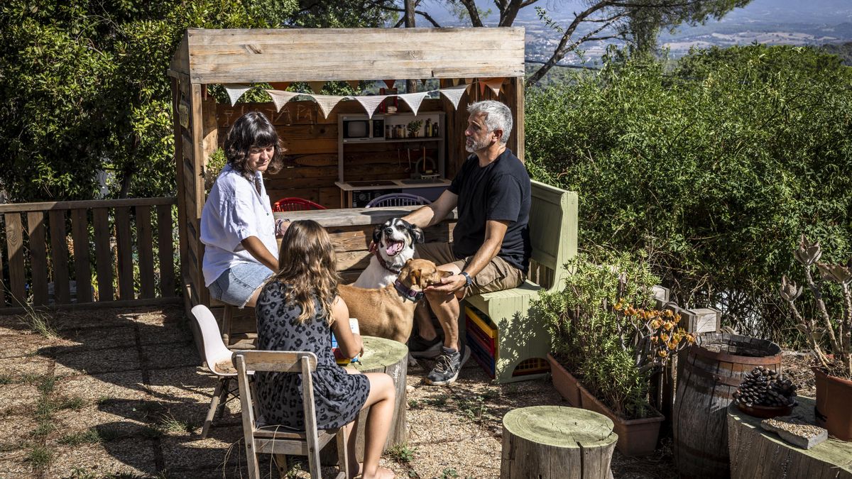 Roger junto con su pareja, Laura, su hija y sus dos perros; Vielha y Roc.