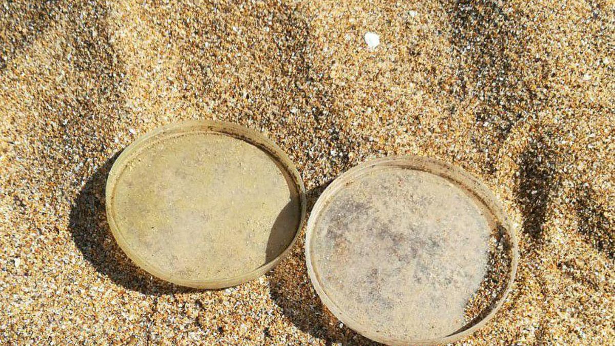 Tapas de plástico en la Playa de Valdearenas (Liencres). ARCHIVO