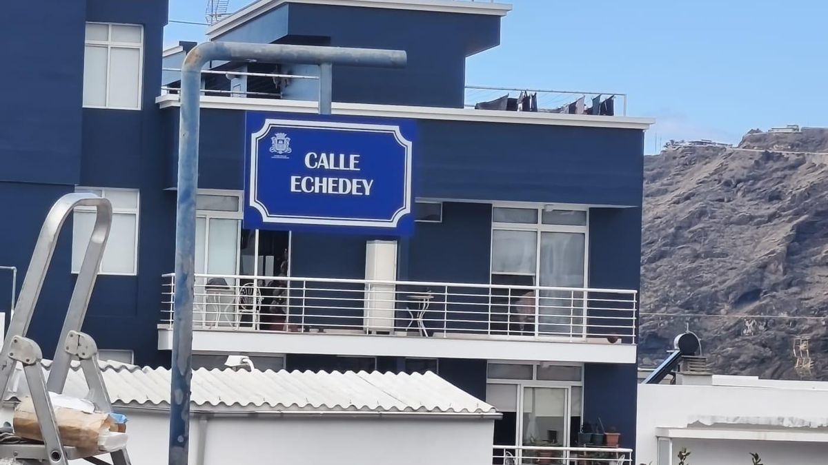 Nuevo rótulo de la calle Echedey.