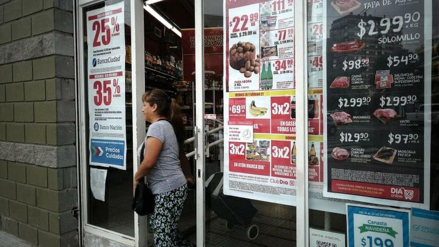 Una mujer sale de un supermercado donde existen variadas ofertas este 20 de diciembre de 2019 en Buenos Aires (Argentina).