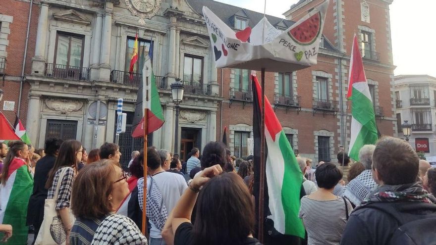 Manifestantes se concentran frente al Ministerio de Exteriores para pedir la libertad de la flotilla.