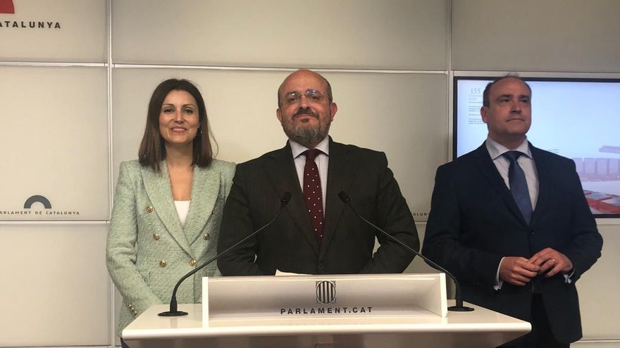 El líder del PP Alejandro Fernández, junto a los diputados Lorena Roldán y Daniel Serrano.