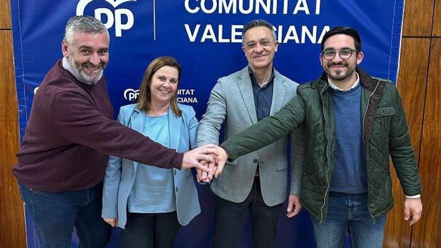Enrique Santafosta, segundo por la derecha, junto a la secretaria provincial del PP, Reme Mazzolari, tras su fichaje por los 'populares' de San Antonio de Benagéber