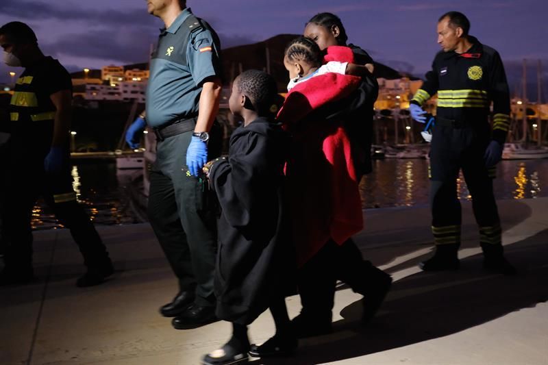 Llegada al puerto de Gran Tarajal de las personas rescatadas por Salvamento. (EFE/Carlos de Saá).