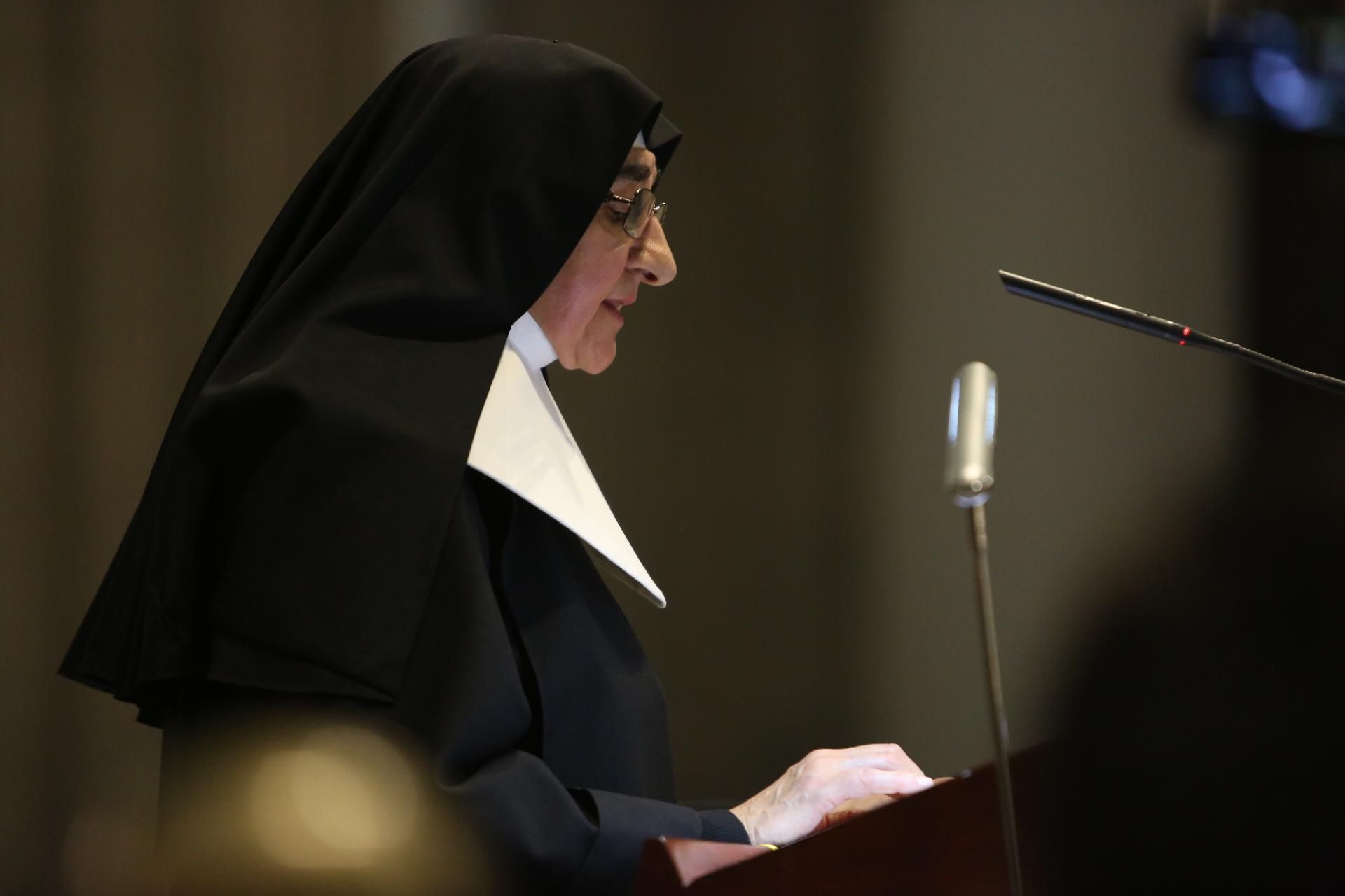 Una de las monjas encargadas de realizar una de las lecturas durante la misa
