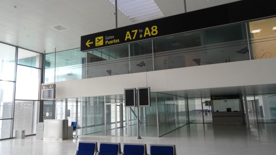 Castilla-La Mancha acusa al Gobierno y al aeropuerto de Ciudad Real de ocultar sus contactos sobre la acogida de migrantes