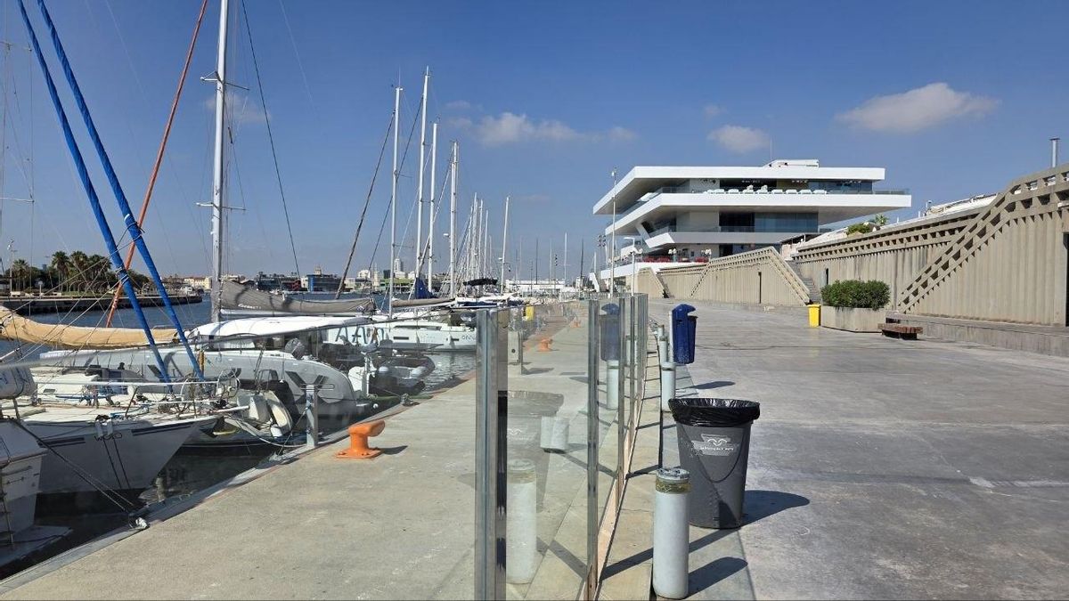 Les tanques de vidre que impedeixen assomar-se a l'aigua a La Marina de València.