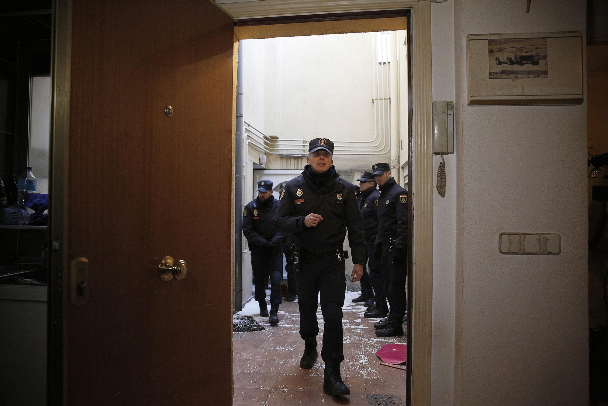 Una vez que los policías expulsaron a los activistas y a Umberto entraron en la vivienda con la comisión judicial.