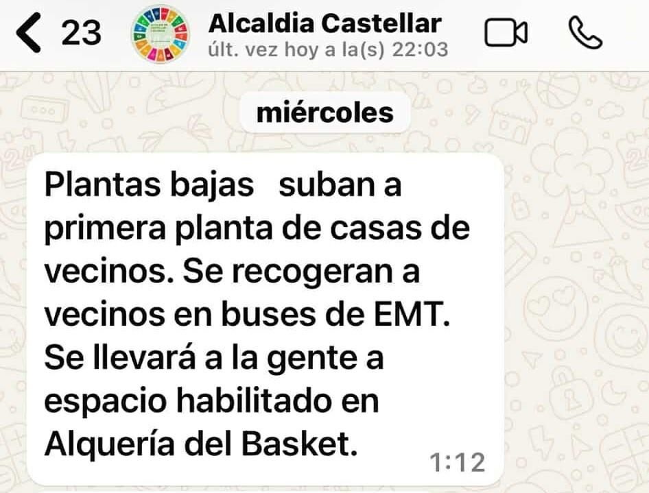 Pantallazo del grupo de WhatsApp de la alcaldía de Castellar-Oliveral alertando a los vecinos a la 1.12 horas.