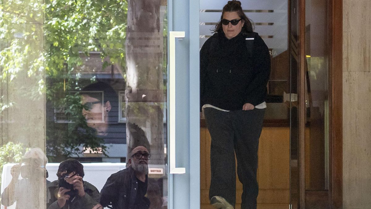 Una de las hijas de Zapatero a su salida de la sede de su empresa tras el registro efectuado por la Policía el pasado día 19 en Madrid