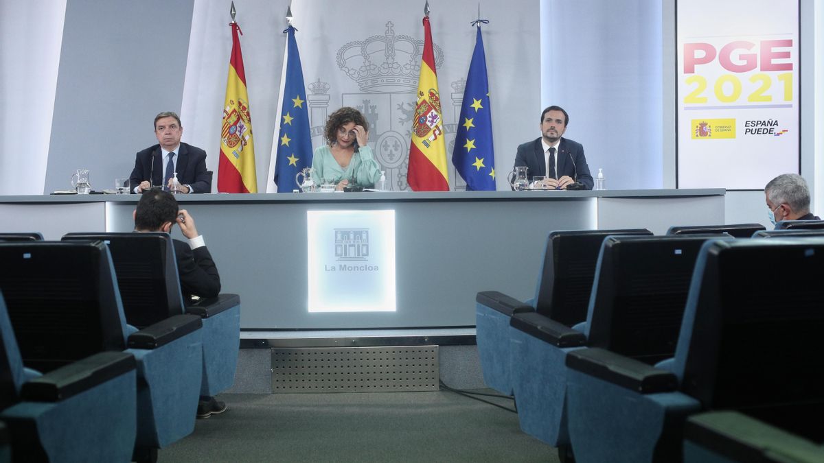 La ministra portavoz y de Hacienda, María Jesús Montero, el ministro de Consumo, Alberto Garzón, y el ministro de Agricultura, Pesca y Alimentación, Luis Planas, comparecen en rueda de prensa posterior al Consejo de Ministros en Moncloa, Madrid (España),