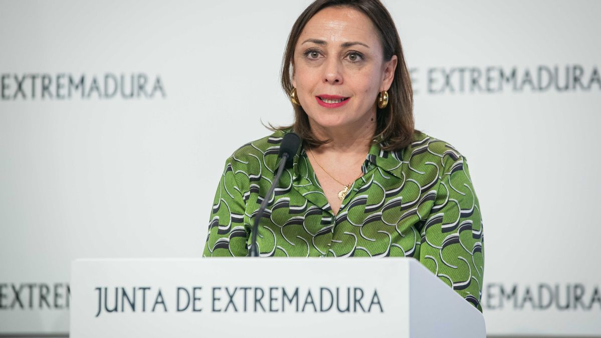 La secretaria general de Igualdad, Ara Sánchez, ha leído la declaración institucional de la Junta de Extremadura contra la LGTBIfobia