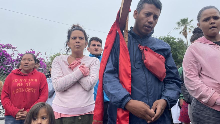 Migrantes participan en Viacrucis con la fe puesta en cruzar a Estados Unidos