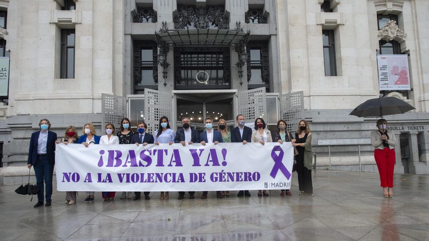 El Ayuntamiento de Madrid guarda un minuto de silencio por el asesinato de una vecina de Moratalaz