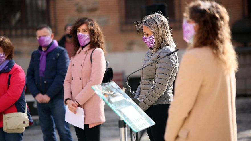 La alcaldesa de Toledo, Milagros Tolón, durante la lectura del manifiesto en recuerdo de las 41 mujeres asesinadas por sus parejas o exparejas
