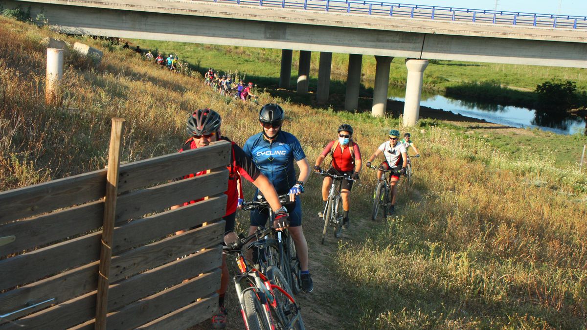 Colectivos ciclistas concentrados en el entorno del nuevo ramal de Acceso Sur al Puerto de Sevilla, que ha cortado los trazados ciclopeatonales.
