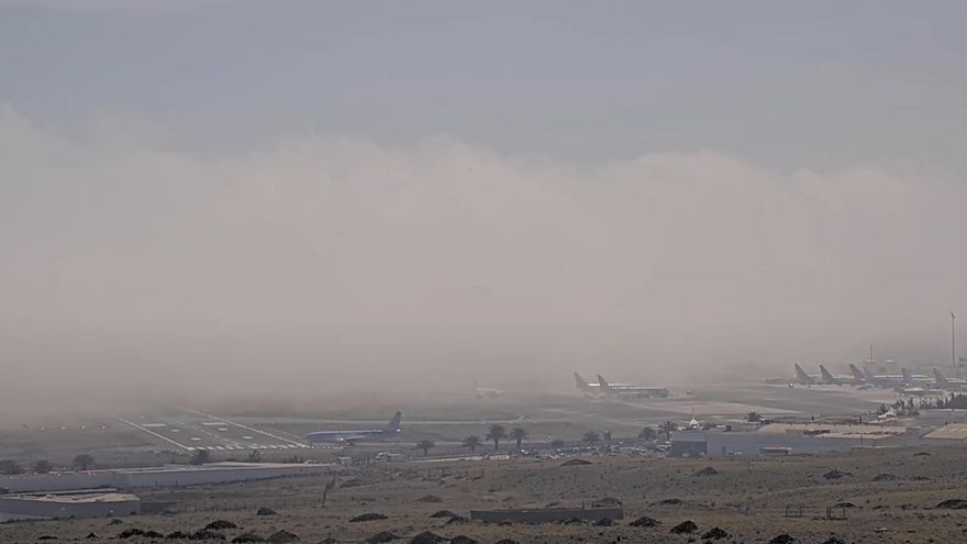 Calima en el aeropuerto de Lanzarote en la tarde de este domingo