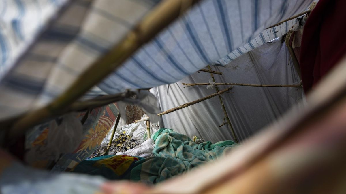 Una tienda vacía, cuyo dueño ha conseguido entrar en el centro del puerto de Ceuta durante el traslado de este viernes, según uno de sus vecinos en el asentamiento.