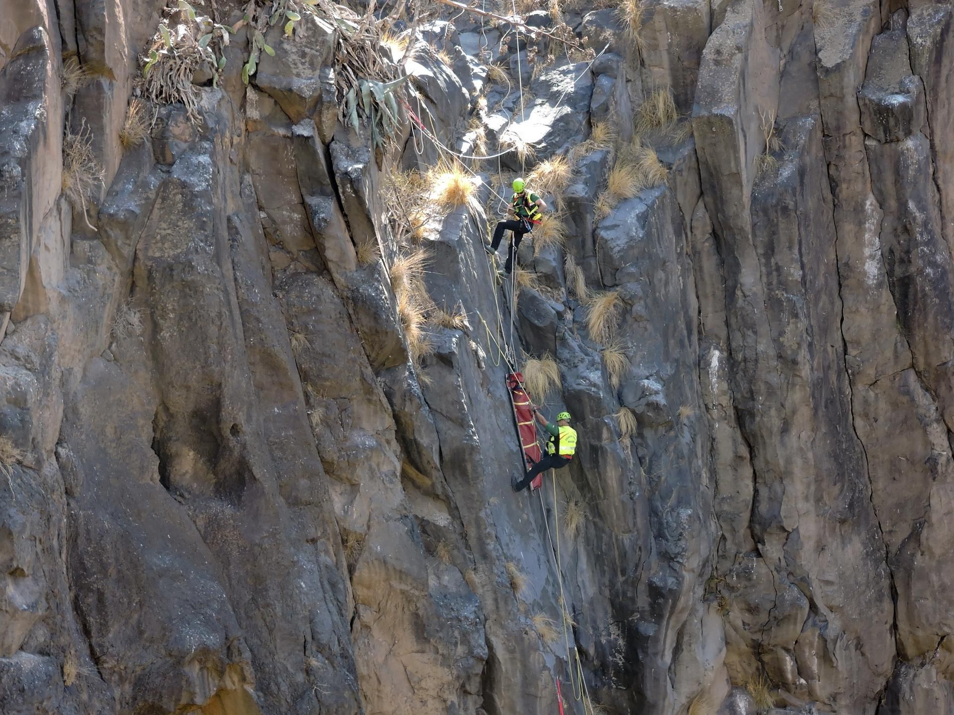 El grupo de Rescate de Intervención en Montaña de la Guardia Civil alerta del peligro del desconocimiento de la orografía canaria.