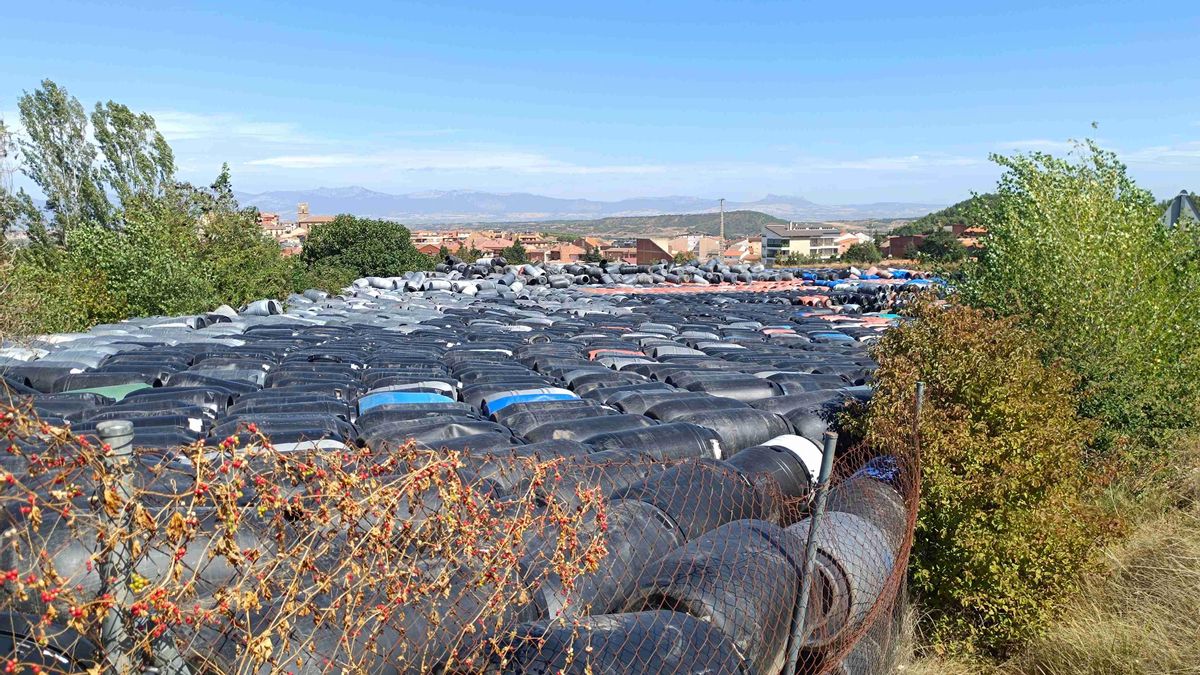 Bidones de plástico almacenados al aire libre en Entrena: piden al SEPRONA que actúe por el riesgo de incendio