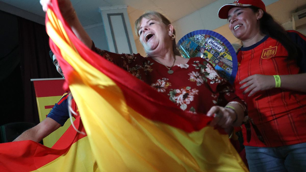 Seguidoras de España celebran el triunfo al terminar la transmisión de la final del Mundial en Asunción, en Paraguay.