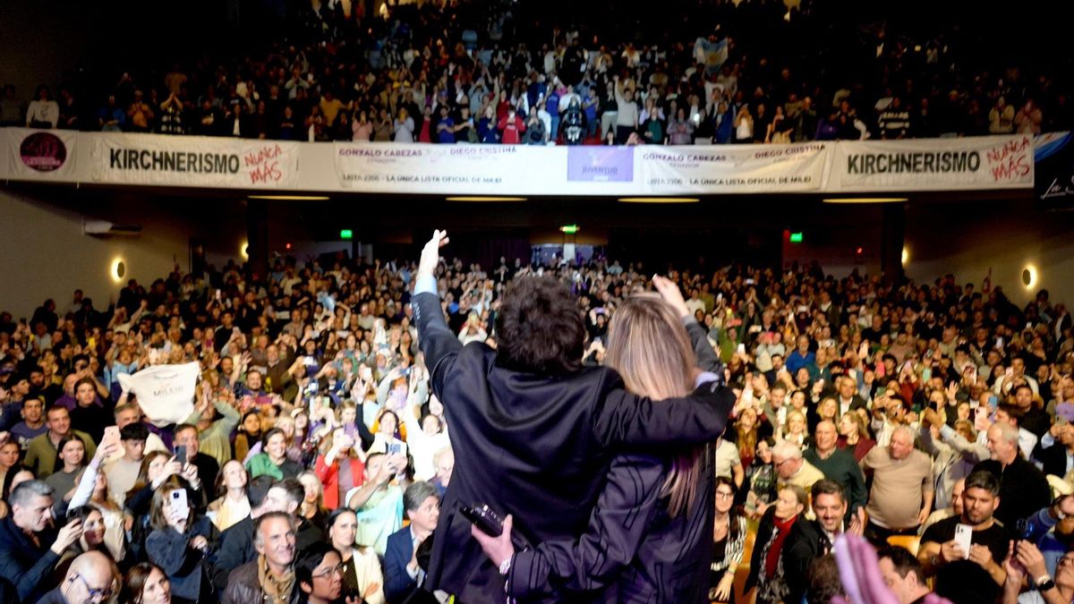 Javier y Karina Milei, durante el acto en Junín, este 25 de agosto de 2025.