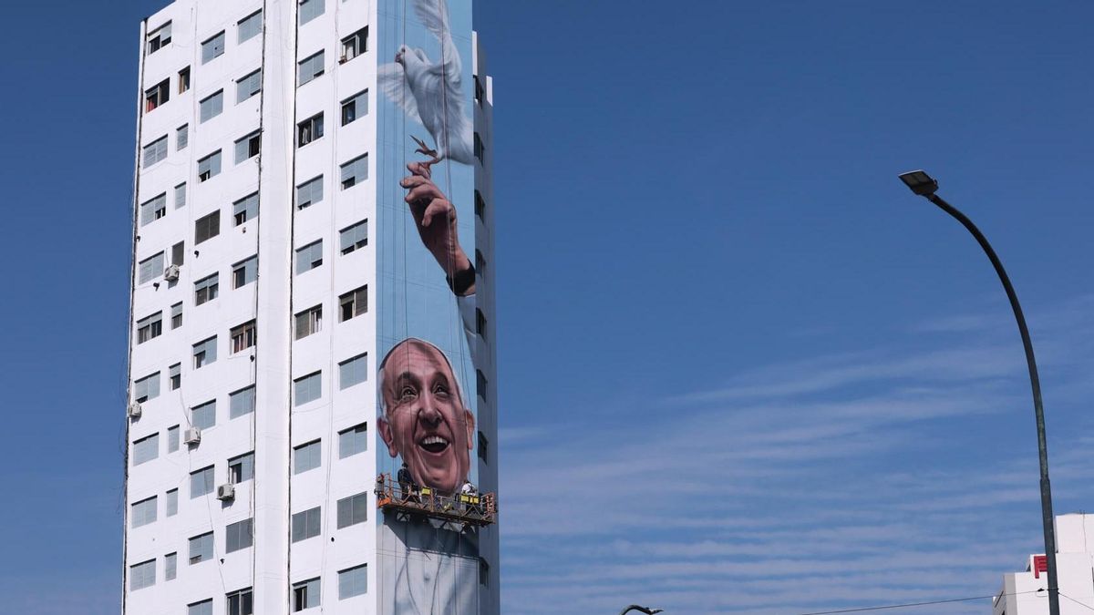 Personas trabajan en un mural dedicado al papa Francisco este lunes, en La Plata.