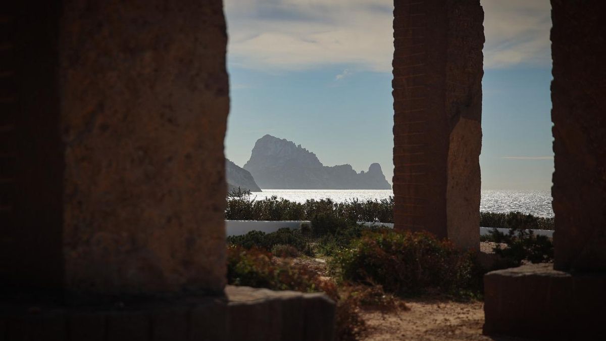 Uno de los grandes reclamos de este tramo litoral son las vistas al islote de es Vedrà.