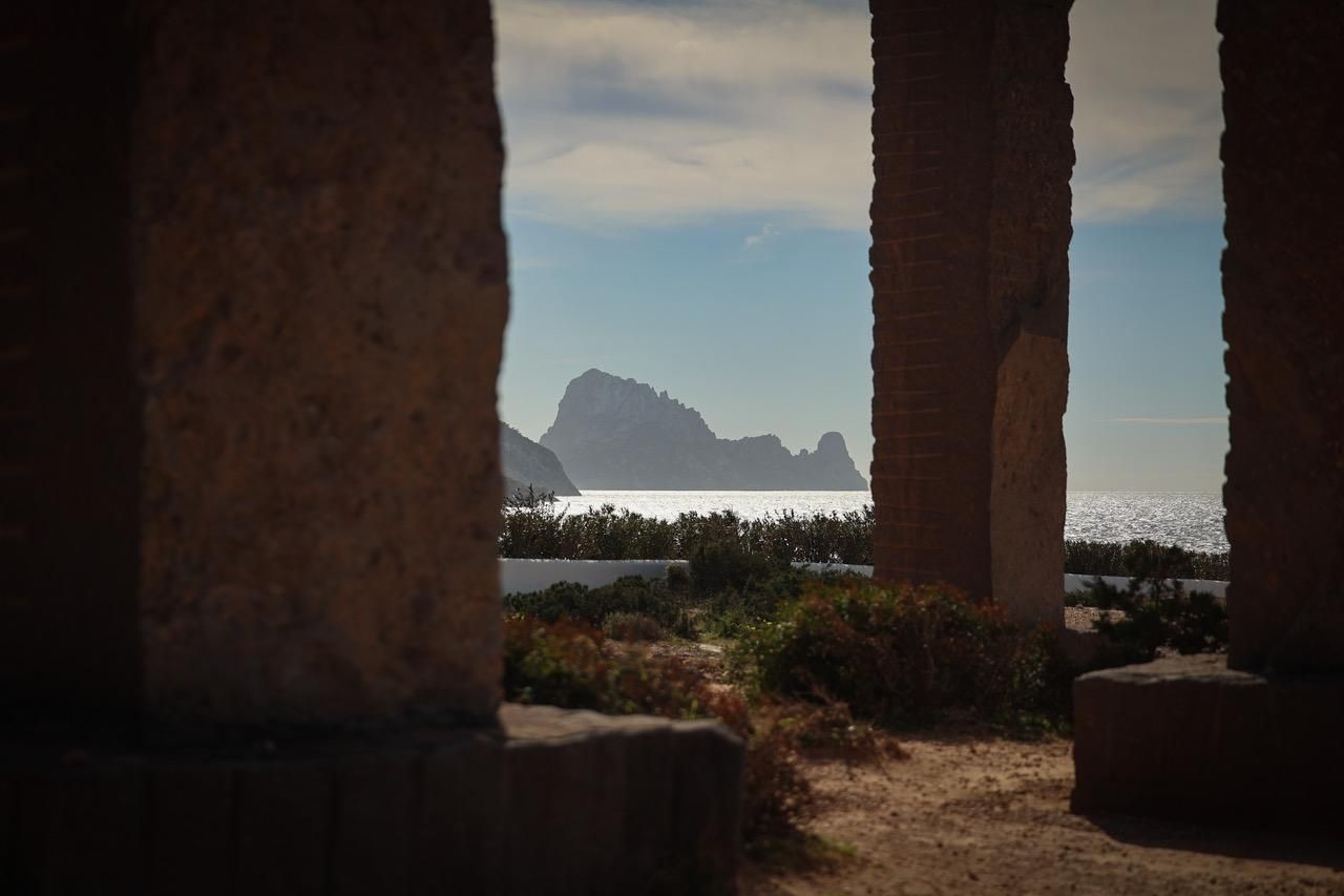 Uno de los grandes reclamos de este tramo litoral son las vistas al islote de es Vedrà.