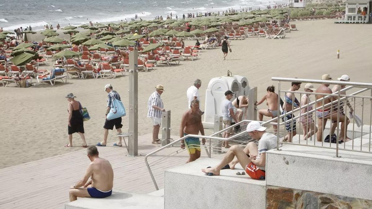 Turistas en Playa del Inglés, en Gran Canaria.