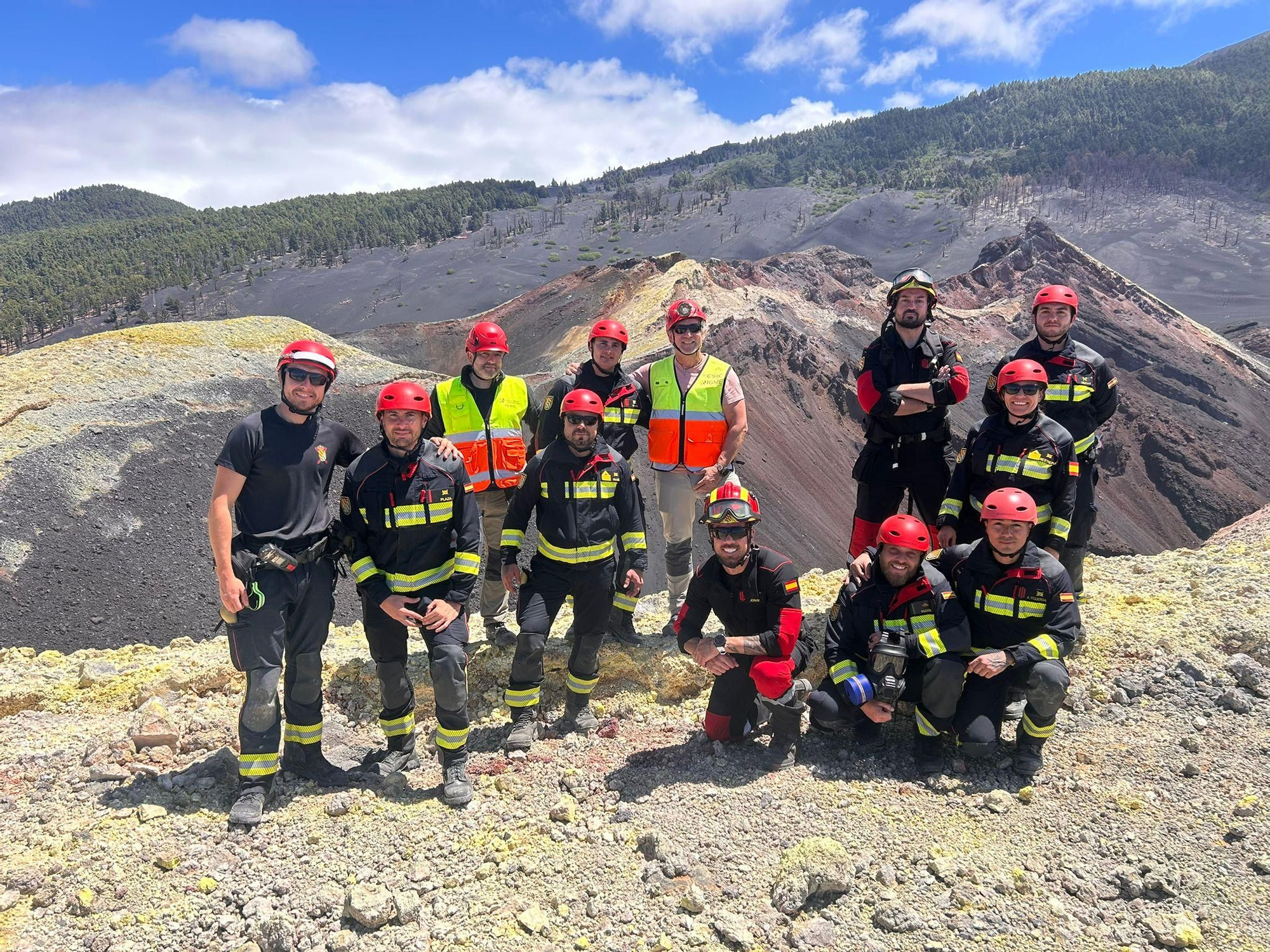 Miembros del IGME y de la UME han tomado nuevas muestras en el volcán Tajogaite. IGME