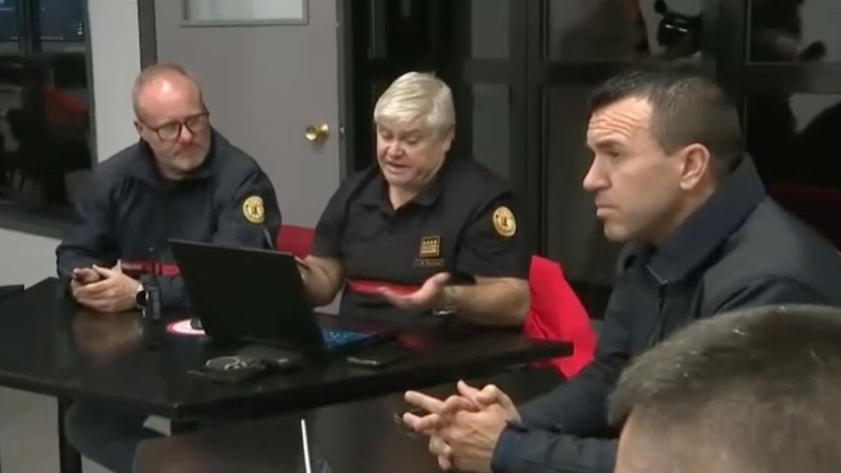 De izquierda a derecha, Avelino Mascarell, José Miguel Basset y Vicente Mompó, durante la reunión del Cecopi de la dana.
