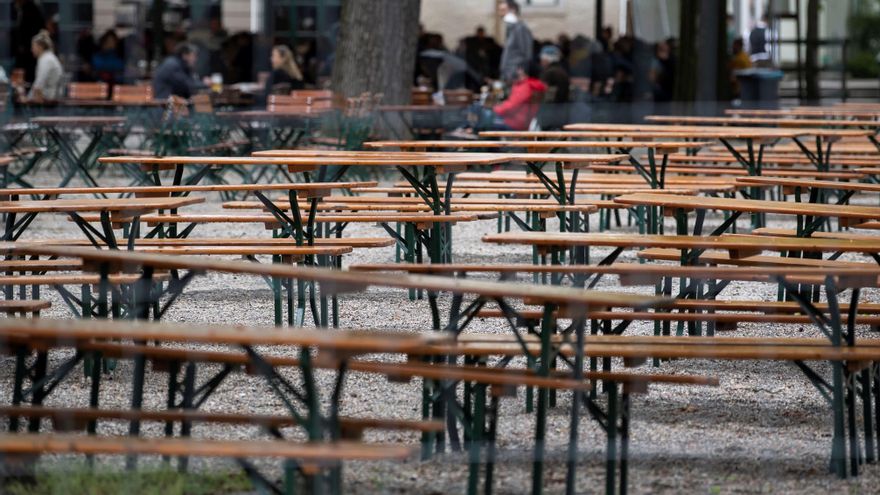 Mesas vacías en un restaurante en Munich (Alemania) EFE/EPA/LUKAS BARTH-TUTTAS