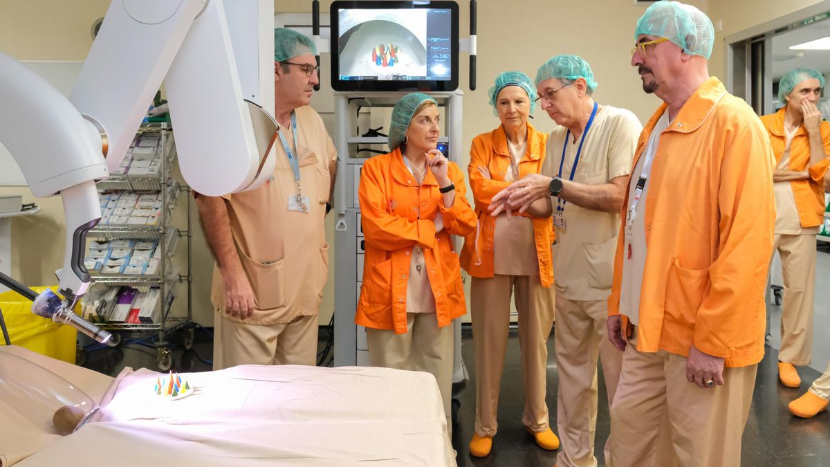 Valdecilla incorpora un nuevo robot Da Vinci que opera con una sola incisión y facilita la recuperación