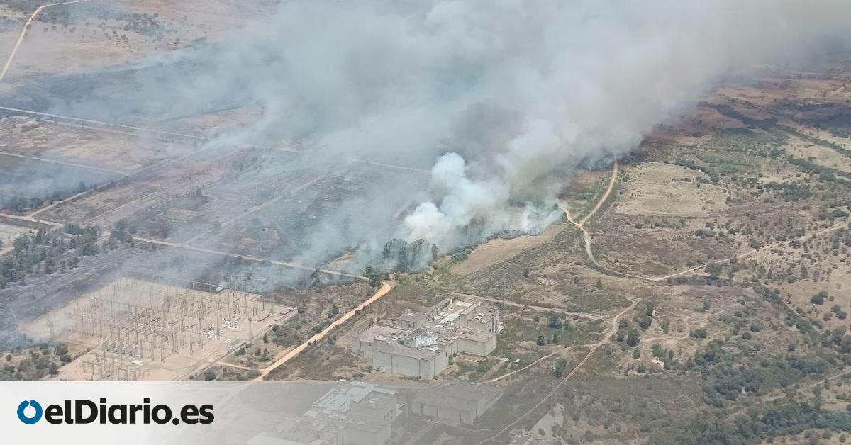 Un incendio en la localidad pacense de Valdecaballeros quema ya 2.000 hectáreas y obliga a desalojar a medio millar de personas