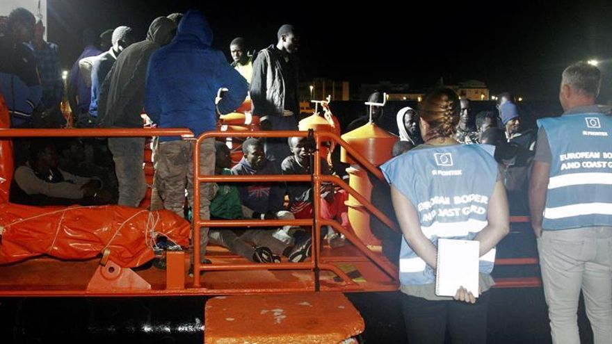 Una patera con 36 personas de origen subsahariano, entre ellos tres menores, ha llegado este viernes al puerto de Los Cristianos, en el municipio de Arona (Tenerife).