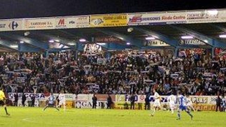 Gradas de El Toralín durante el Deportiva Ponferradina - Real Madrid.