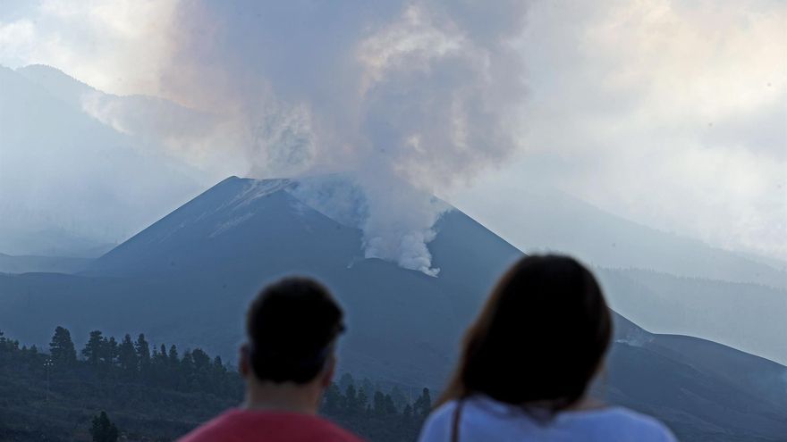 La actividad del volcán de La Palma aumenta en las últimas horas con un repunte en la emisión de dióxido de azufre
