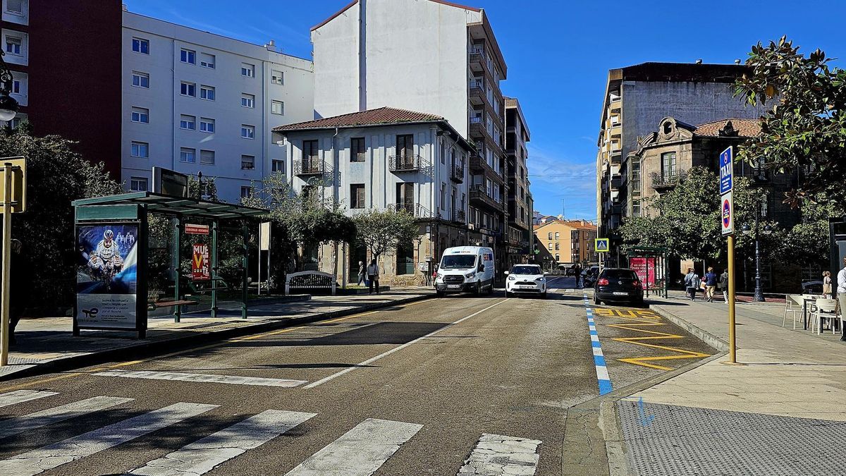 Calle Julian Ceballos, límite de la ZBE en Torrelavega.