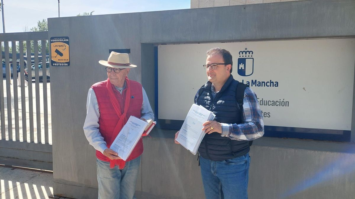 Noblejas entrega en Educación 5.000 firmas para reclamar un instituto: "A Page le dedicaremos la calle del Olvido"